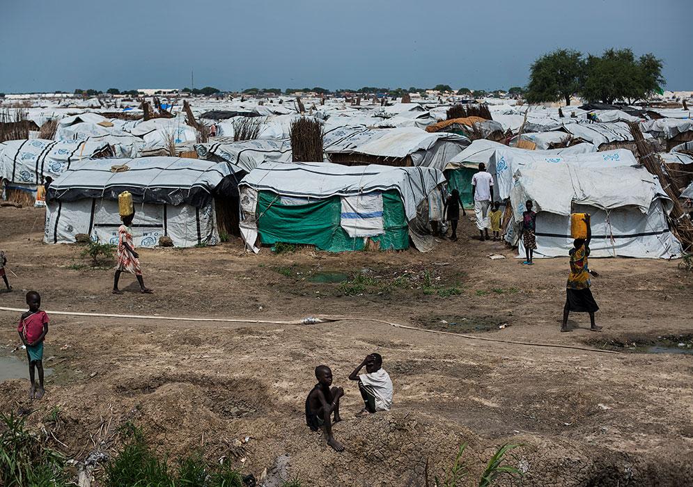FN-basen i Bentiu har förvandlats till hem för cirka 50 000 människor som flytt undan våldet i det krig som startade i december 2013. 1,5 miljoner människor är på flykt och majoriteten gömmer sig i våtmarker runt om i landet.