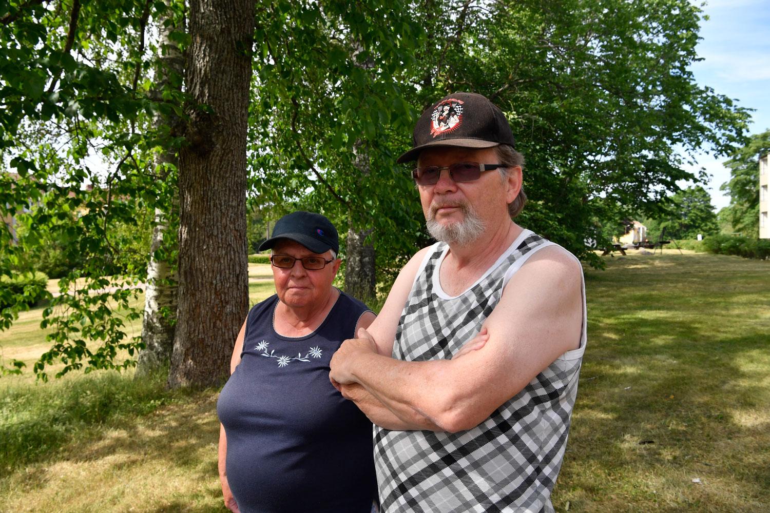 Björneborgsborna Gullan Magnusson, 66, och Jan Ekman, 65, tycker att branden är lite obehaglig. 