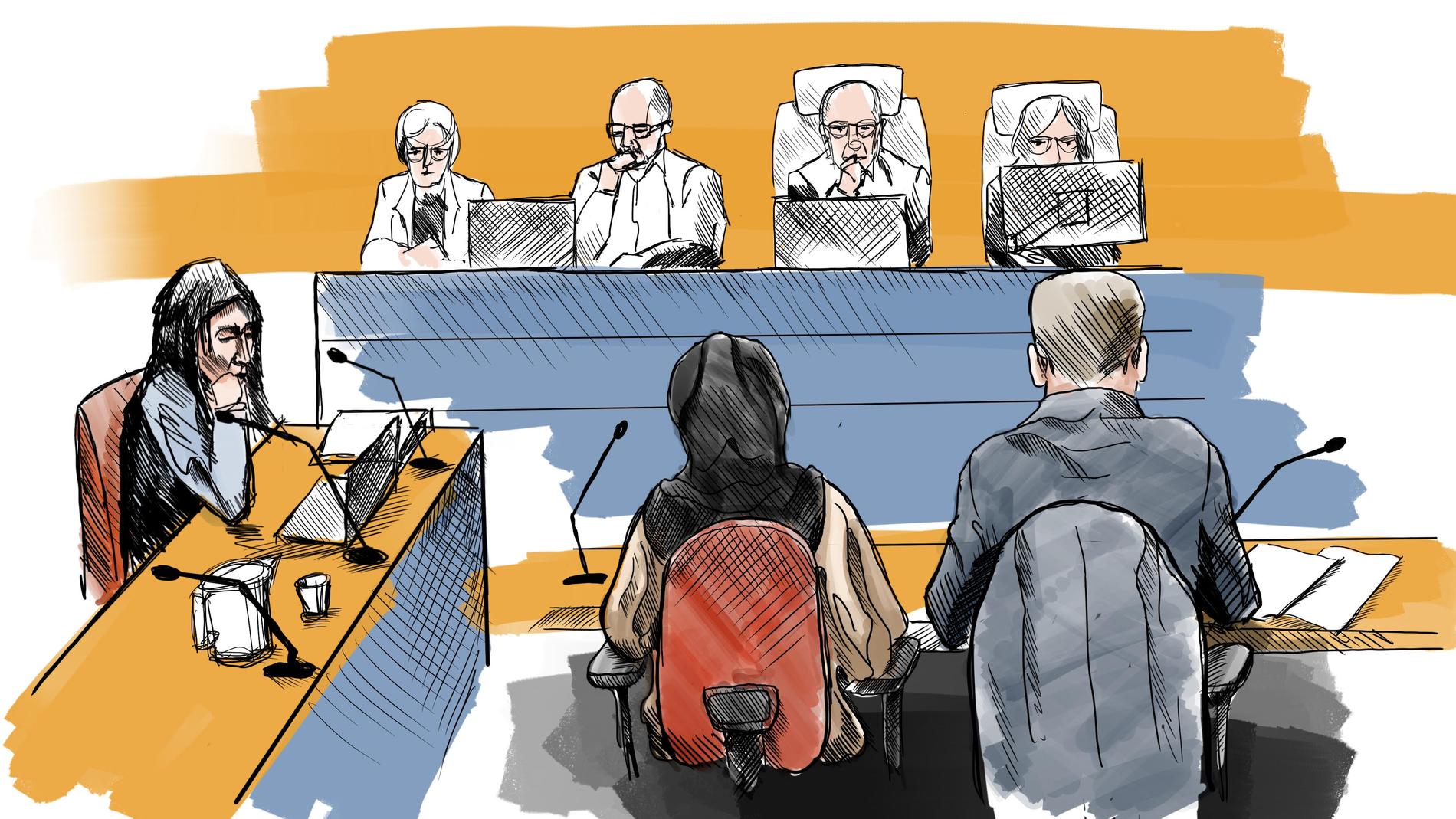 Den åtalade kvinnan och hennes försvarare Mikael Westerlund framför rättens ledamöter under förhandlingens första dag. Till vänster åklagare Reena Devgun.