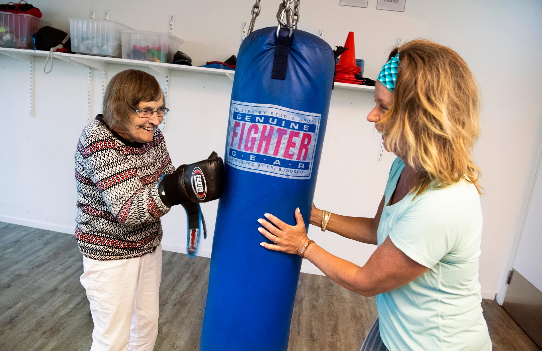 Kerstin Hellgren, 97 år, deltar på Body Joys träning för de som är över 90 år som leds av Monica Elsinga. "Inte kan väl gamla damer boxas, tänkte jag när vi drog i gång gruppen. Men det är ju klart de kan", säger Monica Elsinga.