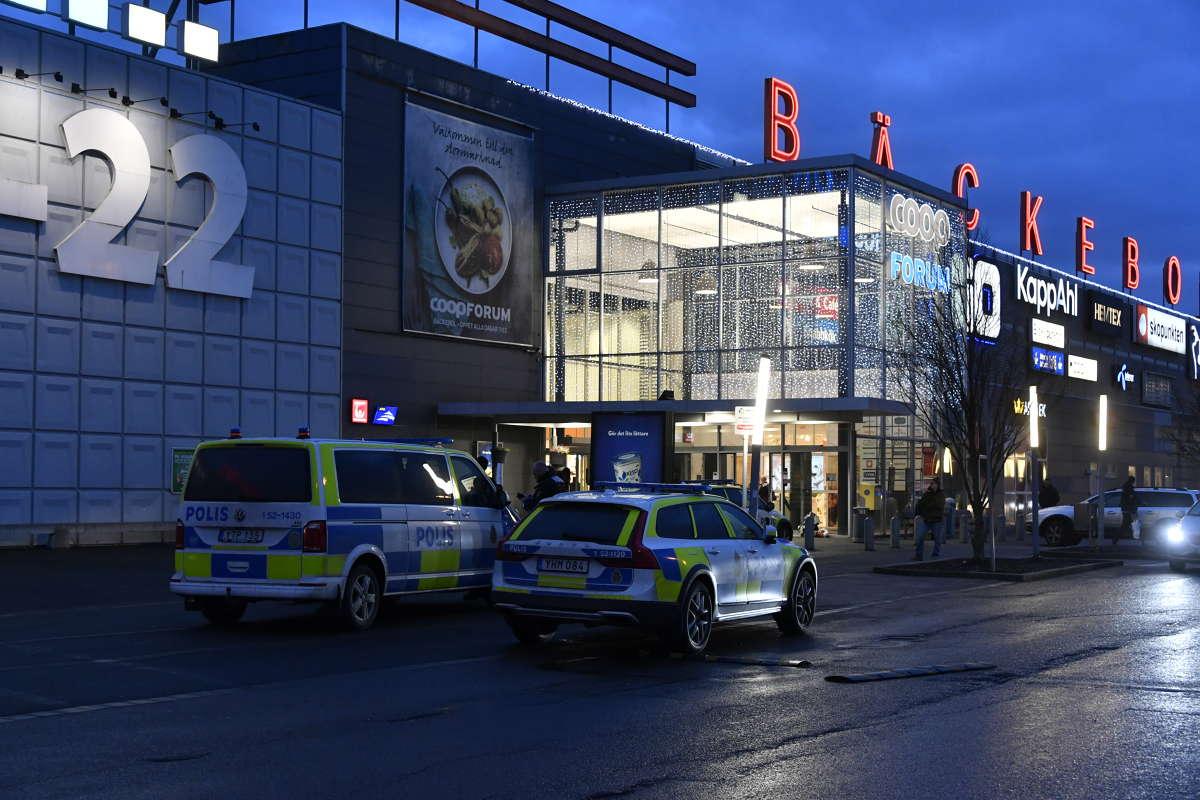 Flickan hittades utanför Coop Bäckebol i Göteborg. 