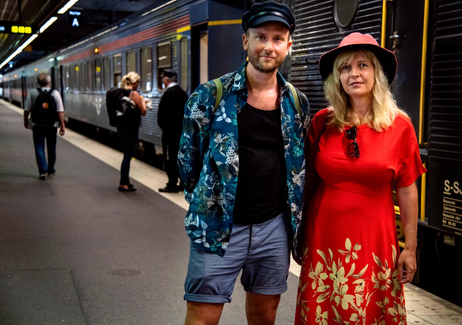 Andreas Sidkvist och Susanna Elfors vill få fler att åka tåg i sommar. 