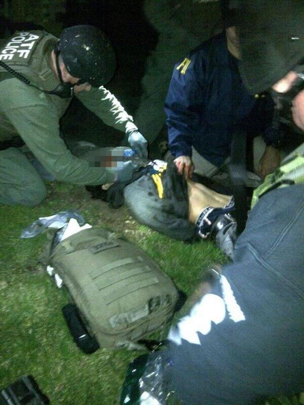 Dzjochar Tsarnajev strax efter gripandet. Han fick svåra skador i samband med insatsen.