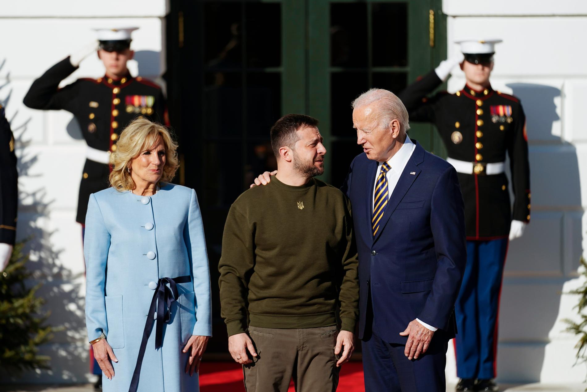 USA:s president Joe Biden och hans hustru Jill Biden välkomnar Ukrainas president Volodymyr Zelenskyj utanför Vita huset.