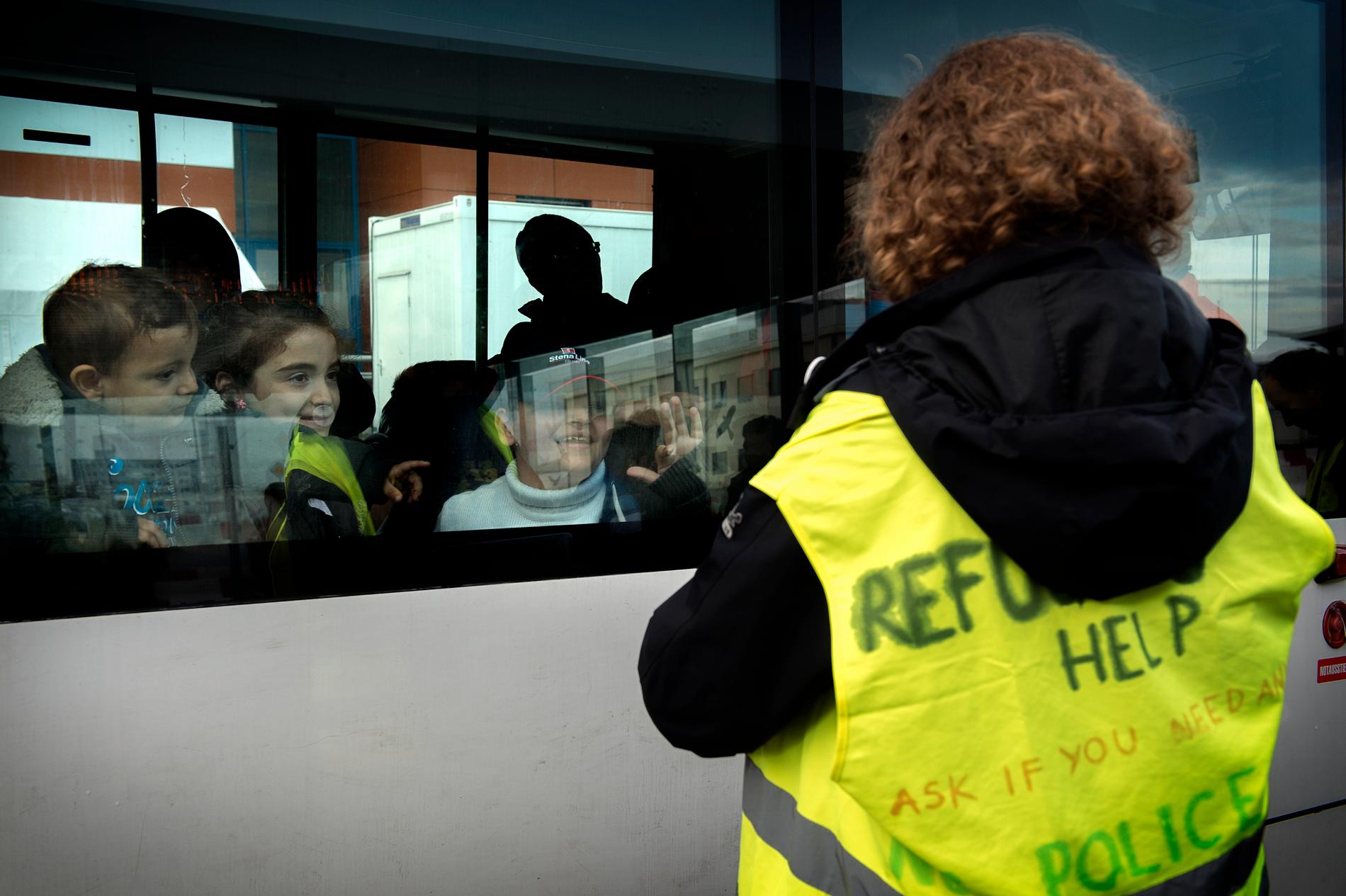 Flyktingar, de flesta på väg till Sverige, vid färjeterminalen i tyska Rostock.