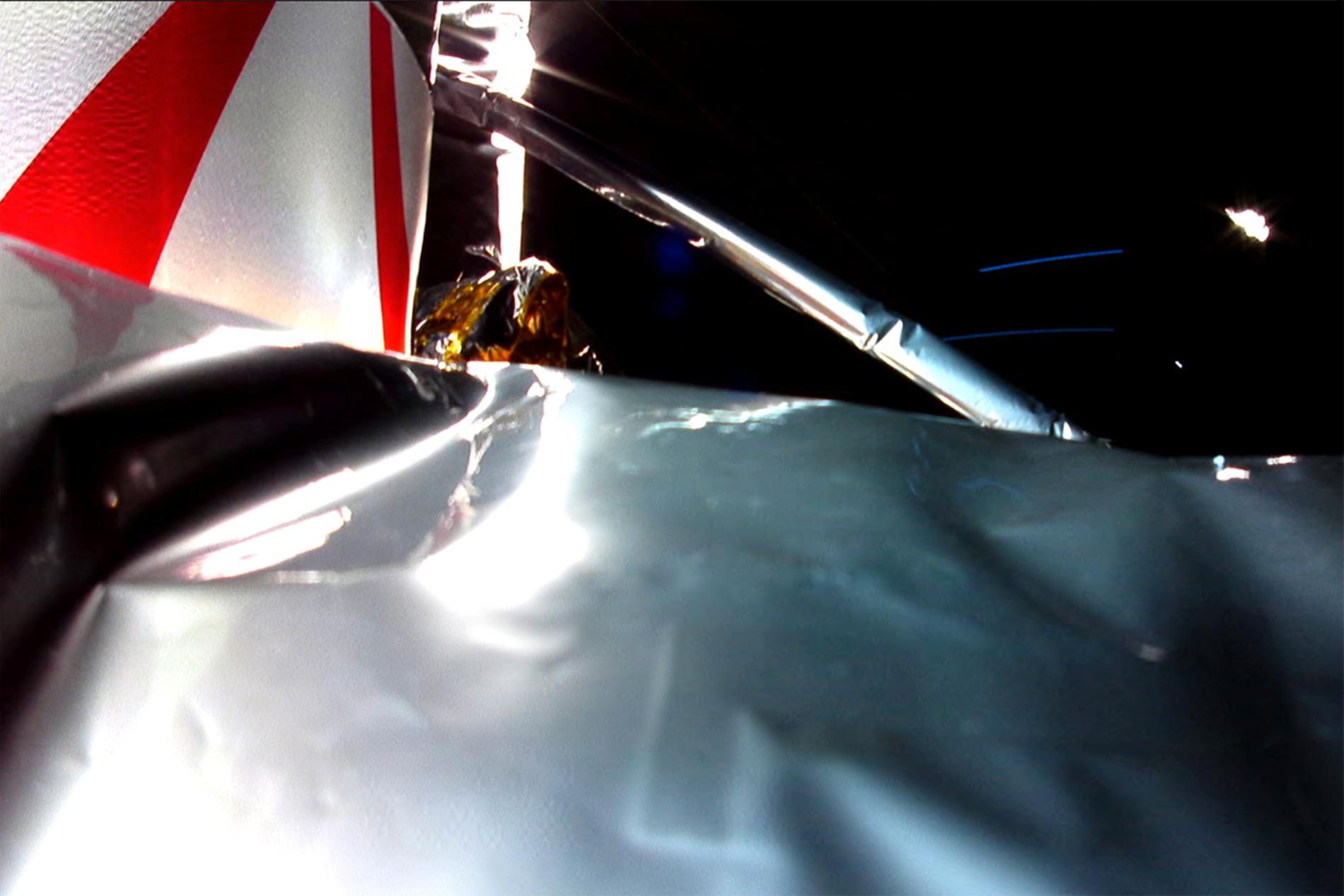En kamerabild från månlandaren Peregrine som visar på skadad isoleringsyta.