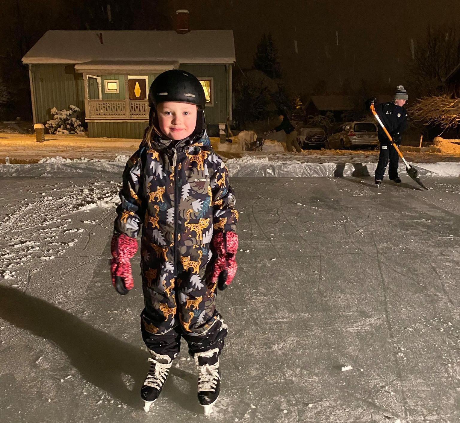 Syskonen Alma, 6, och Alvin, 11, fick sin dröm uppfylld när mamma och pappa byggde en egen hockeyrink på tomten.