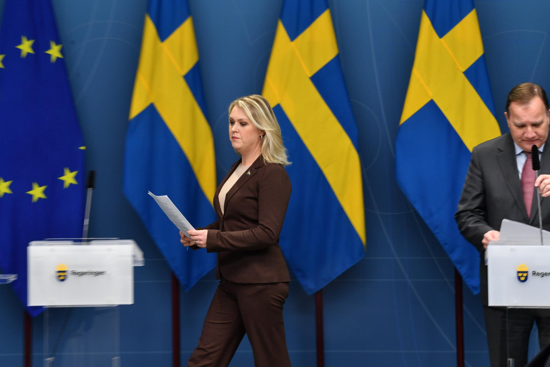Socialminister Lena Hallengren (S) och statsminister Stefan Löfven (S) håller pressträff.