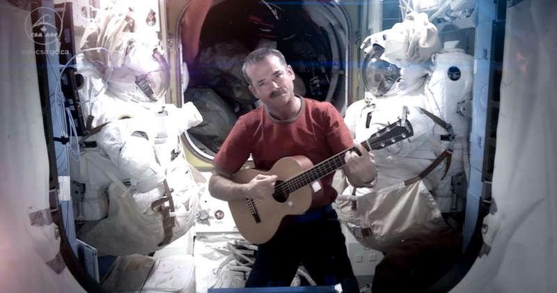 Amerikanske astronauten Chris Hadfield sjunger David Bowies ”Space oddity” – i rymden.
