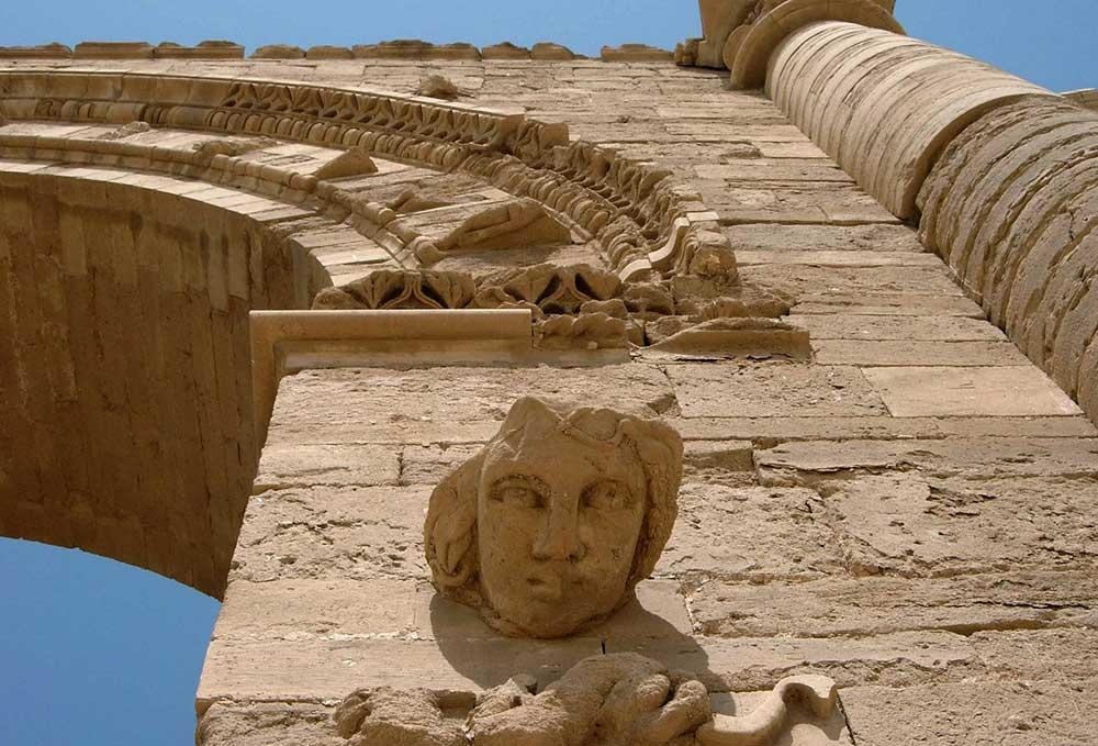 En skulptur av ett kvinnoansikte vid ruinerna i Hatra