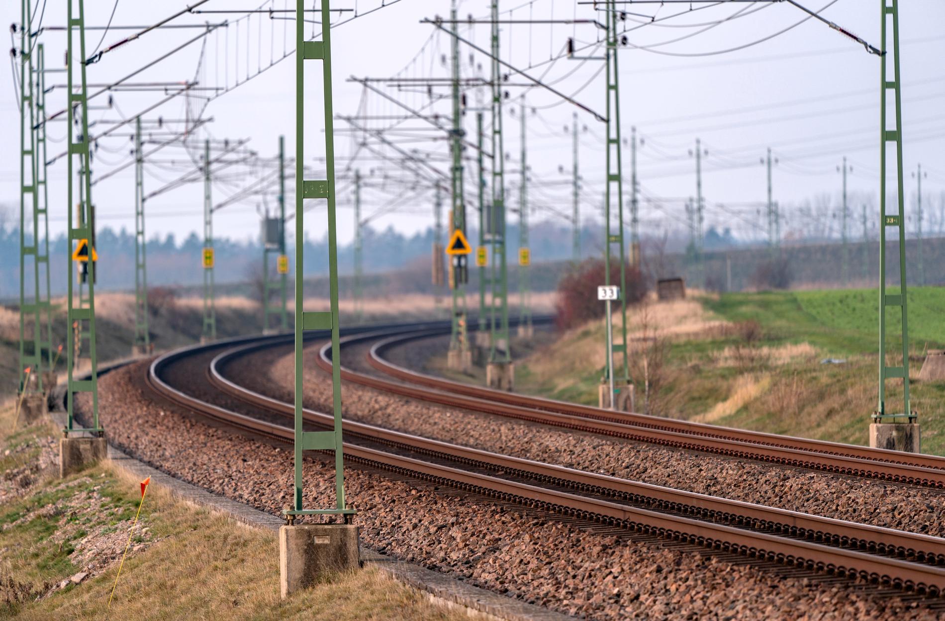 Vänsterpartiet vill att staten tar över hela ansvaret för de svenska järnvägarna.