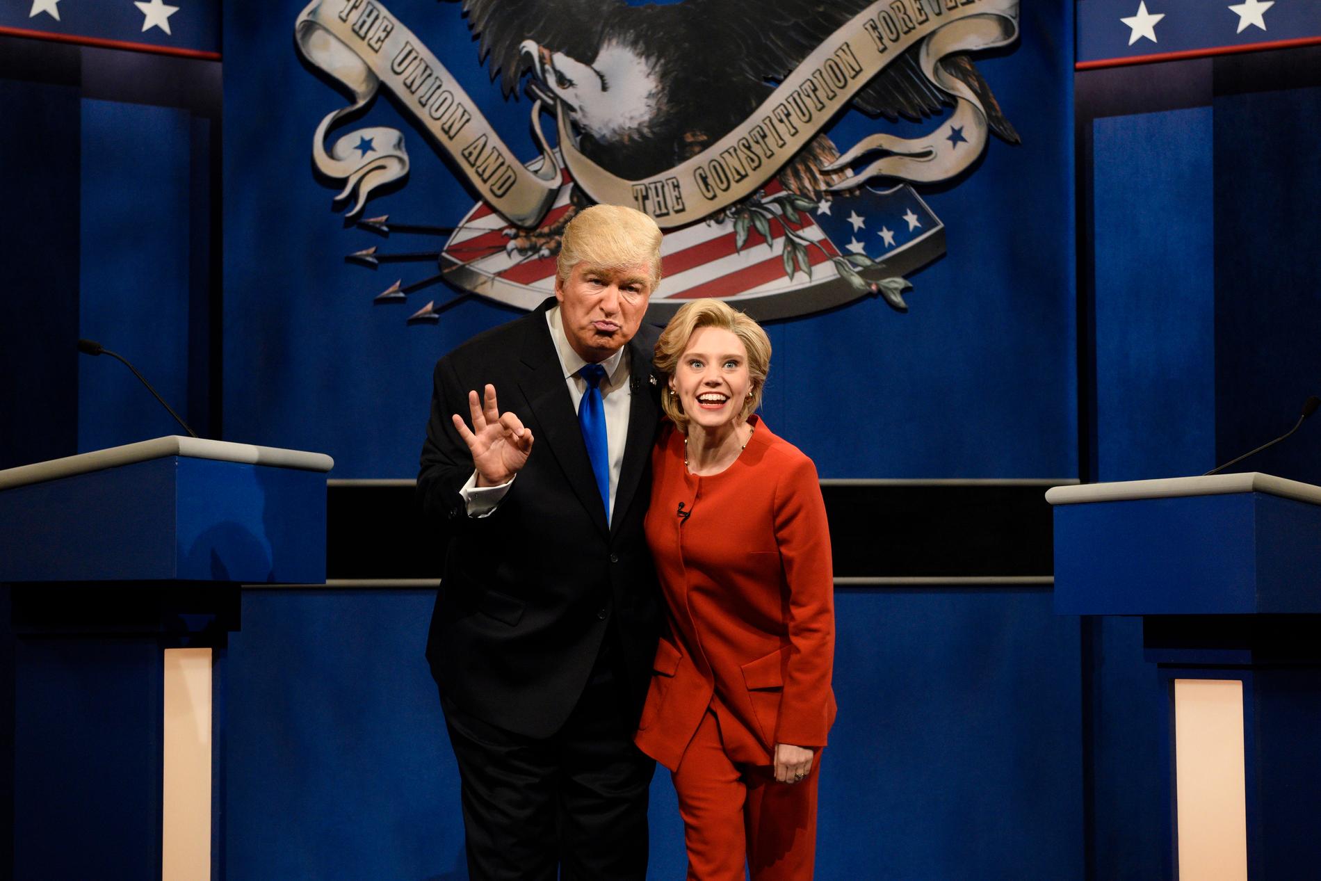 Alec Baldwin har gjort stor succé med sina Donald Trump-imitationer i ”Saturday night live”. Till höger Kate McKinnon som Hillary Clinton.