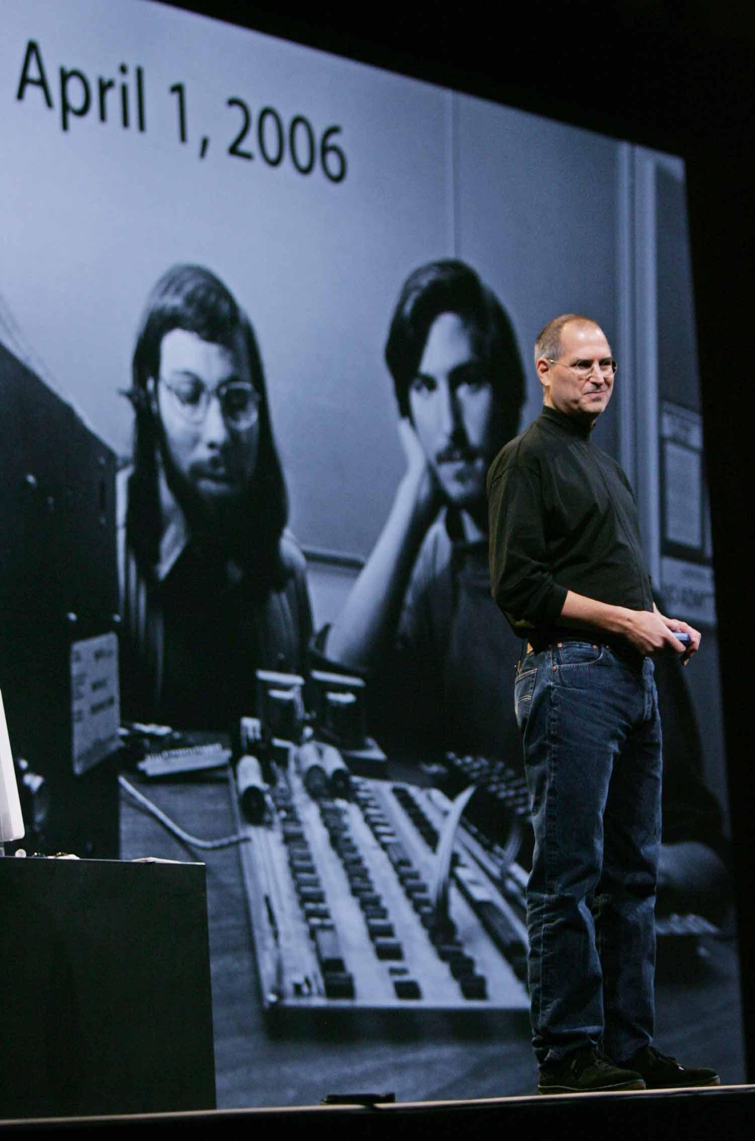 30 år 2006 fyllde Apple 30 år och Steve Jobs ler åt den 30 år gamla bilden på honom och medgrundaren Steve Wozniak på MacWorld i San Fransisco.