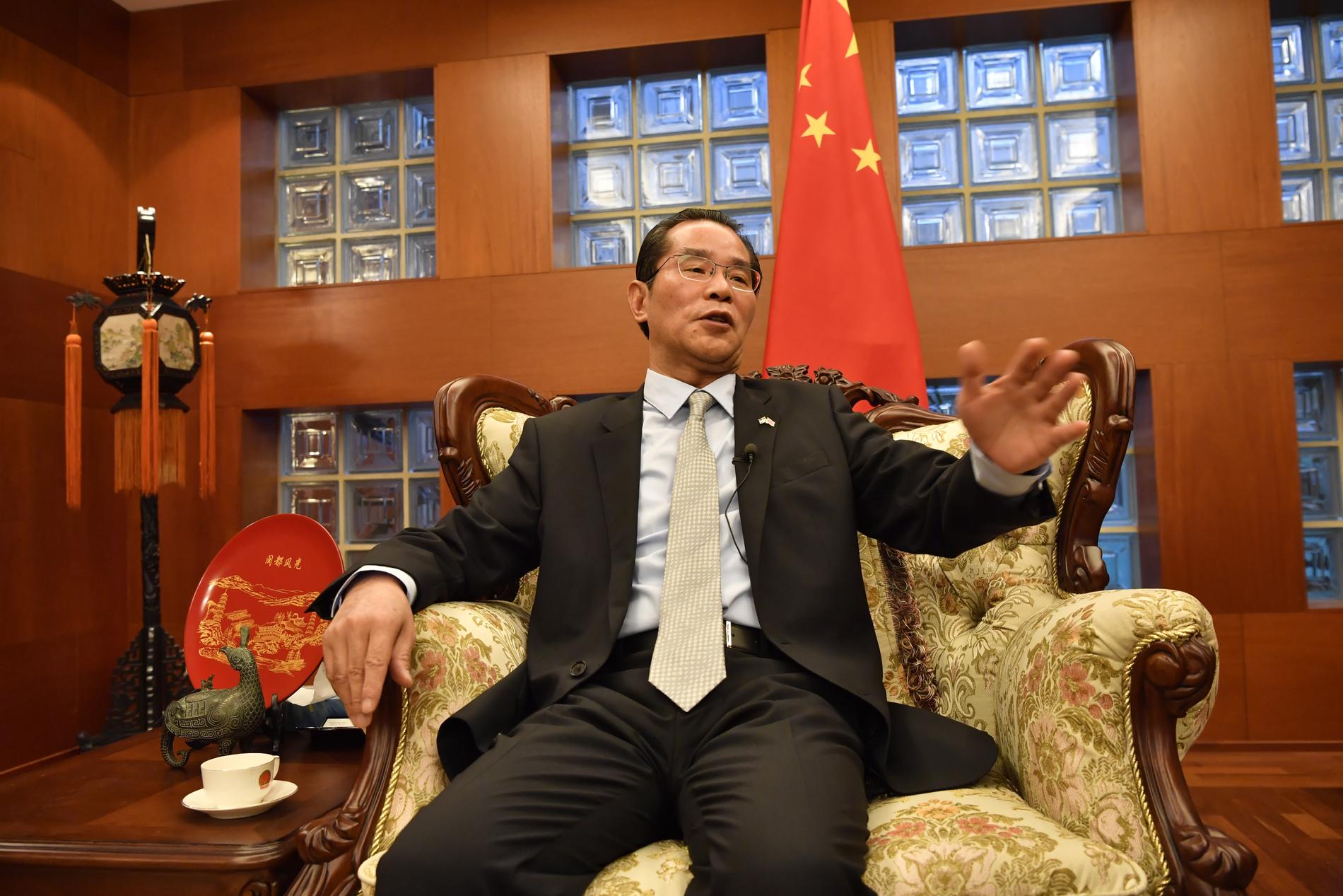 Kinas ambassadör i Sverige, Gui Congyou, hotar med konsekvenser för Sverige om ledande politiker deltar vid prisutdelningen av Svenska PEN:s Tucholskypris till den fängslade förläggaren Gui Minhai.