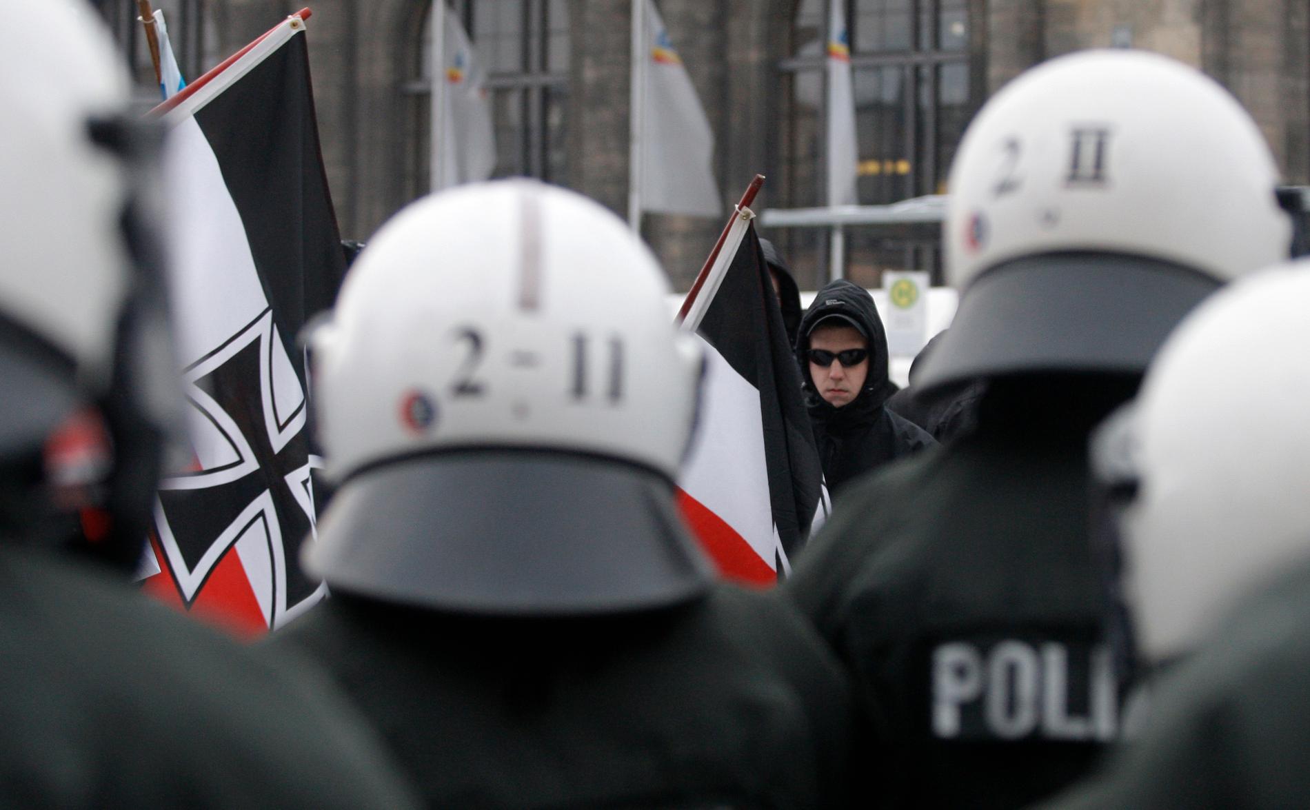 Tyska poliser övervakar en högerextrem demonstration i Dresden. Bilden är från 2010 och personerna har ingen koppling till texten. Arkivbild.