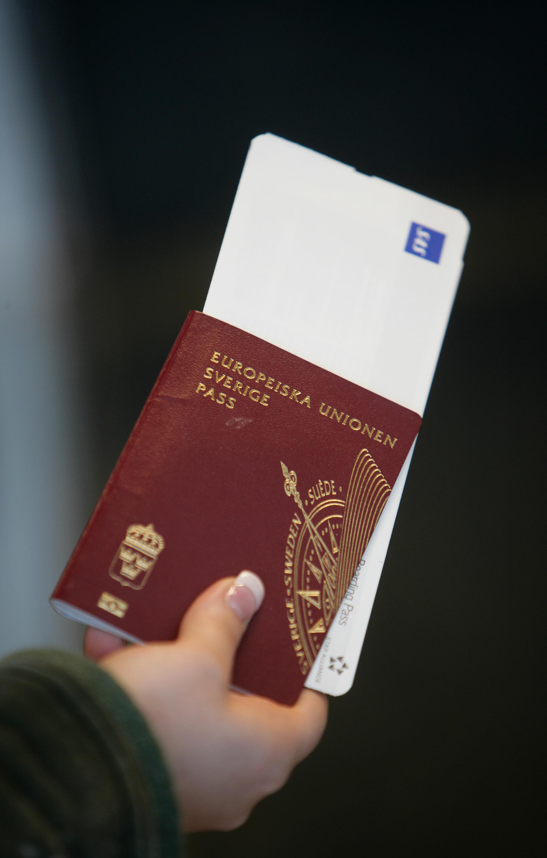 Passagerare med pass och boardingkort på Arlanda flygplats.