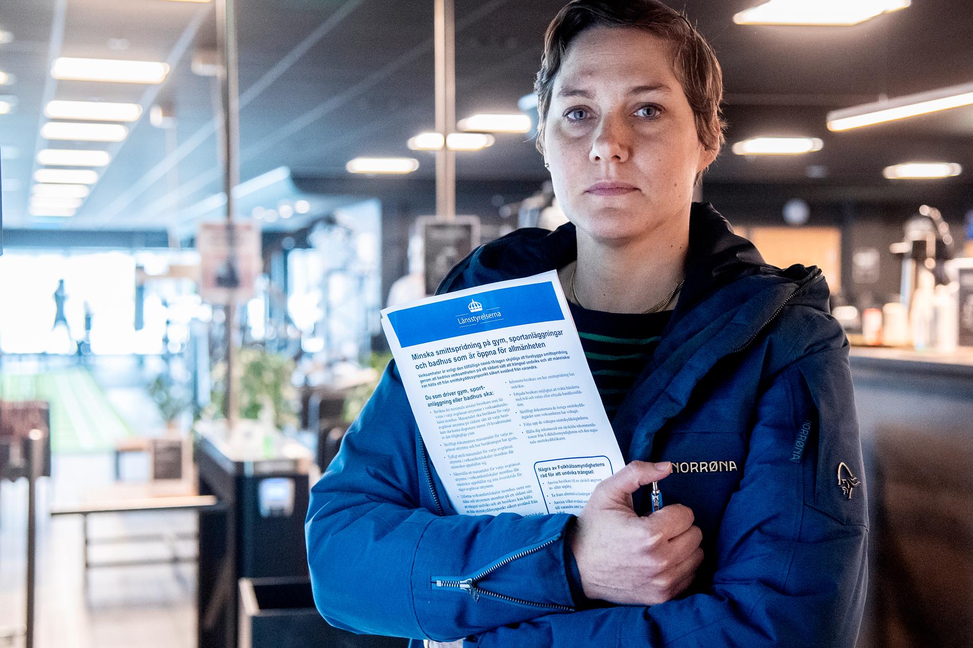Länsstyrelsens tillsynshandläggare Moa Karlsson under en kontroll av ett gym i Stockholm i januari. 