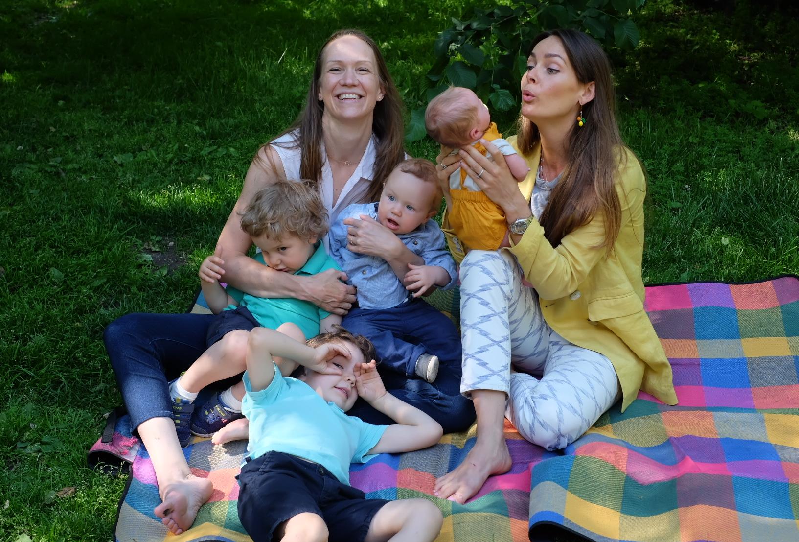 Anna och Jenny Ann med sina barn. 