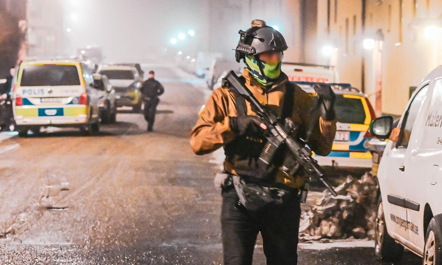 Tungt beväpnad polis i Fruängen efter skottlossningen 