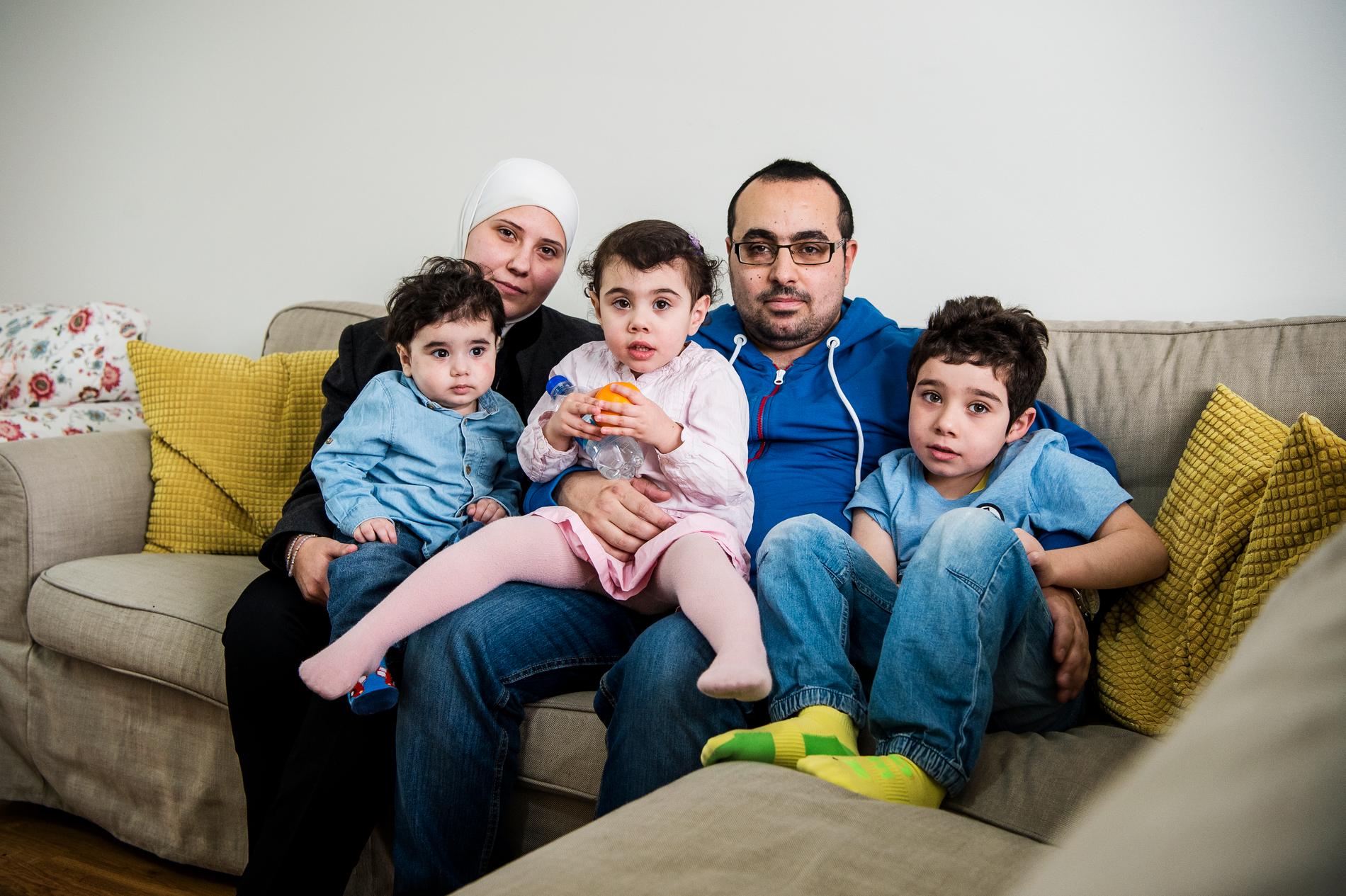 Rana Barghouth, hennes make Mohamad Alamin och deras tre barn har de senaste två åren bott i en lägenhet på Lidingö.