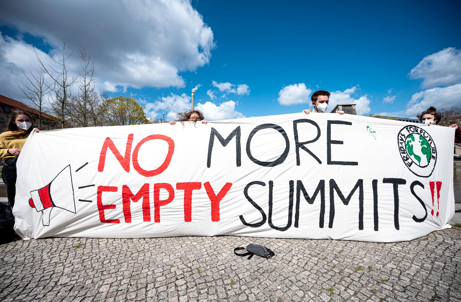 Nya ambitiösare klimatmål. Men inte alla är övertygade. Bild från Fridays for Futures demonstration i Berlin på fredagen.