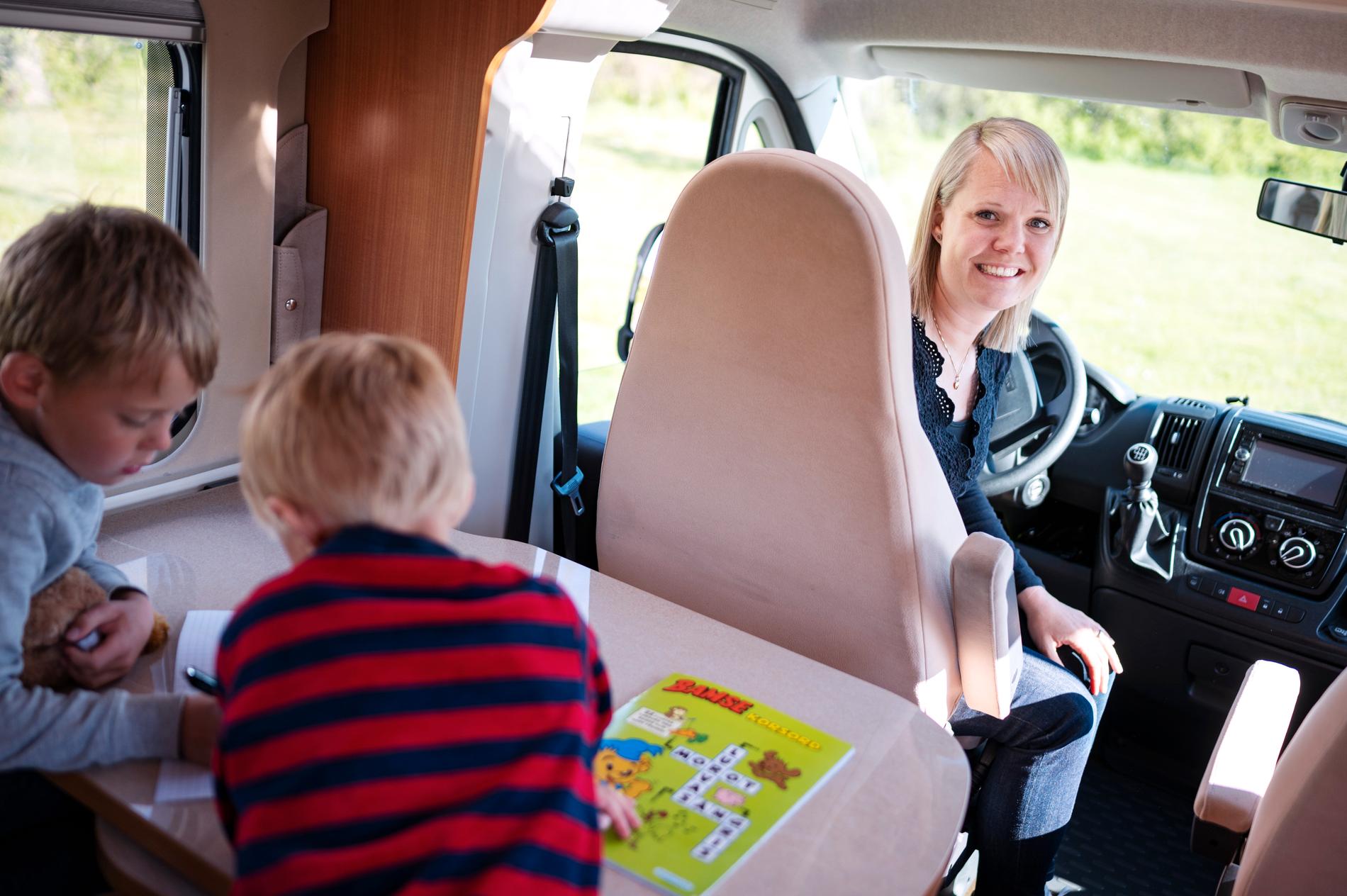Emma Bauer, här med sjuåriga tvillingsönerna Ebbe och Vincent, har precis köpt sin första husbil. Nu hoppas de kunna resa långt – fast hemma i Sverige.