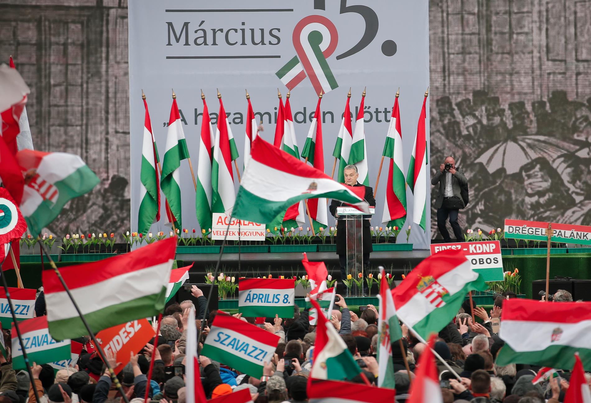 Tiotusentals anhängare till Ungerns premiärminister Viktor Orbán demonstrerade i Budapest till stöd för hans politik inför valet i april i Budapest torsdagen.