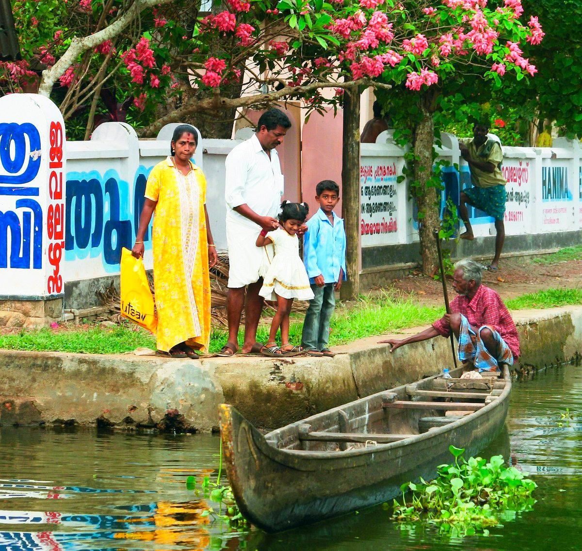 I sötvattenssystemet Backwaters tar man sig fram med båt. 150 mil kanaler och laguner omger Kerala.