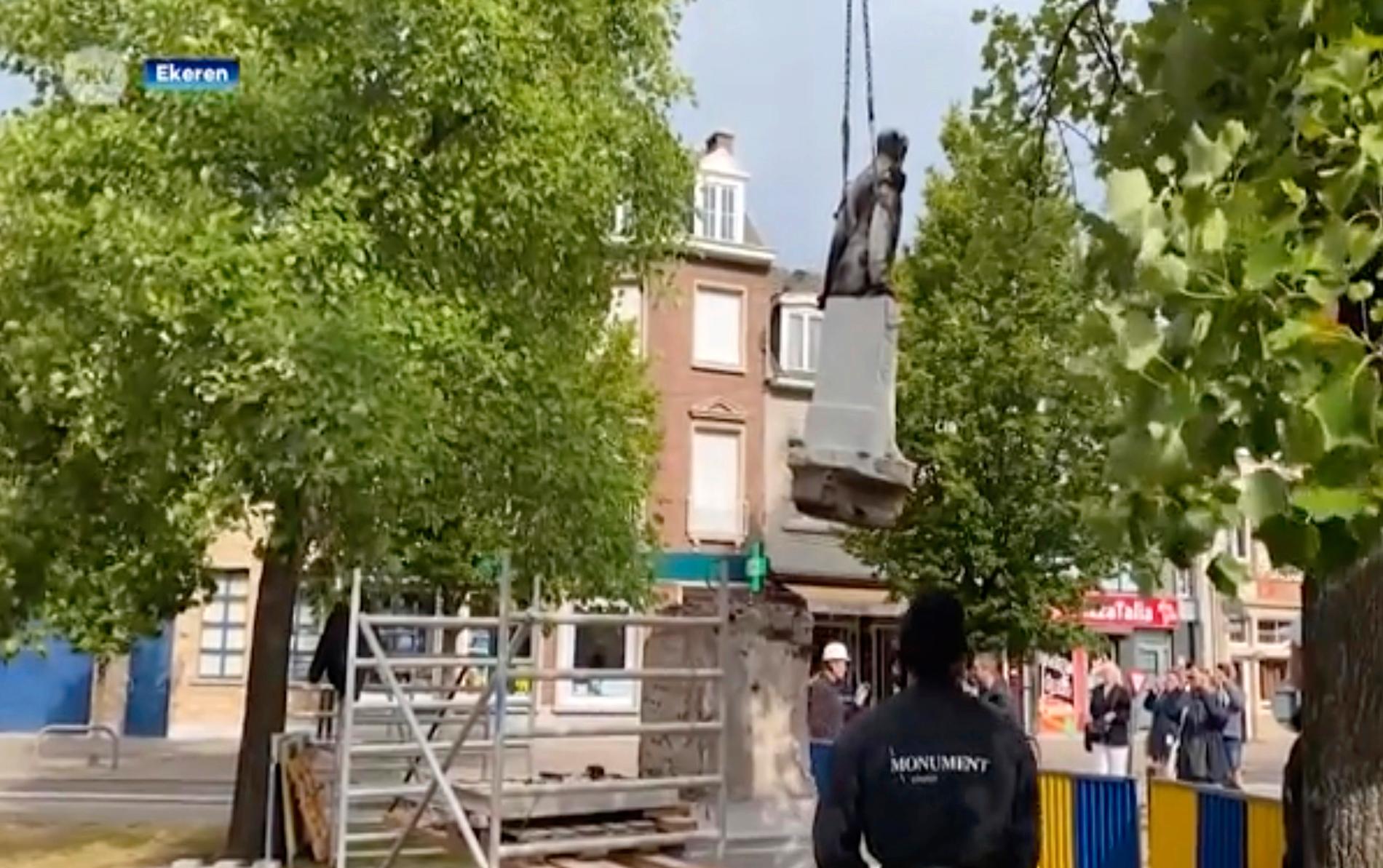 En staty av Leopold II demonteras i Antwerpen.