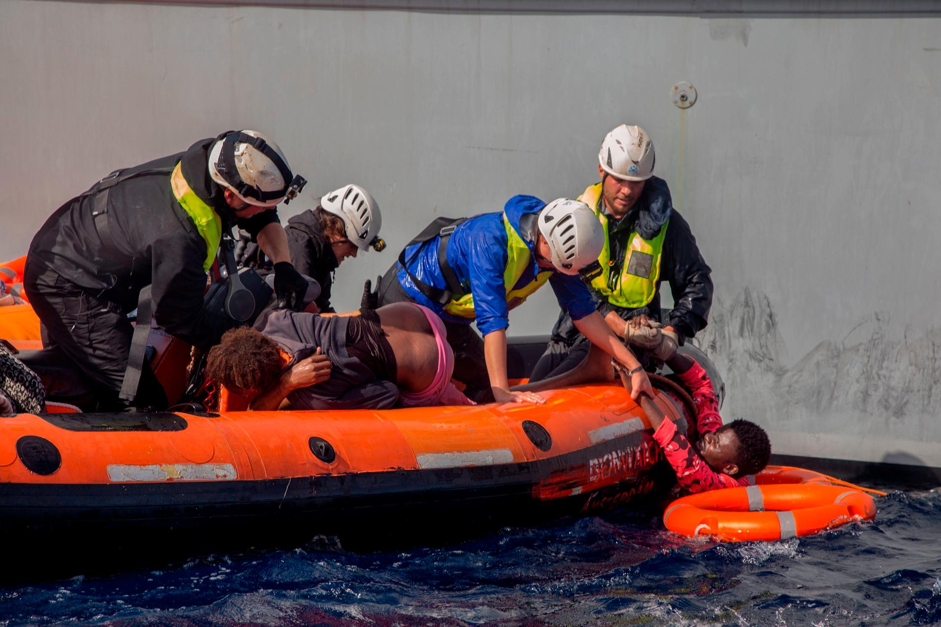 ”Jag hörde de desperata skriken överallt” berättar fotografen Alessio Paduano, som befann sig på en av räddningsbåtarna och fotograferade när de nödställda människorna räddades.