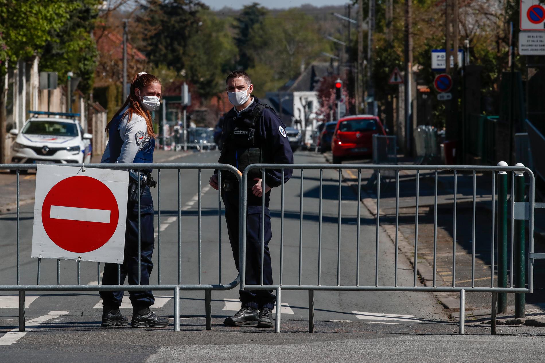 Avspärrningarna nära polisstationen i Rambouillet i utkanten av Paris har varit kvar i helgen.