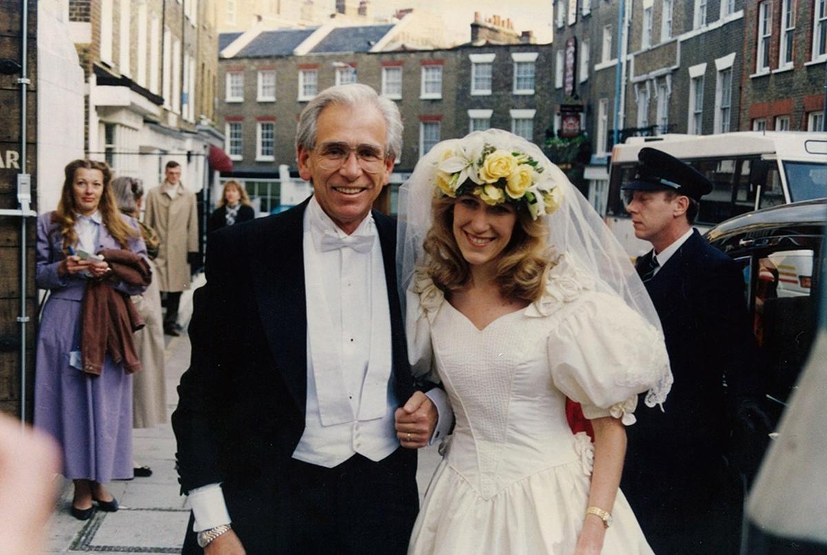 Tom Kemeny med dottern Eva på hennes bröllopsdag.