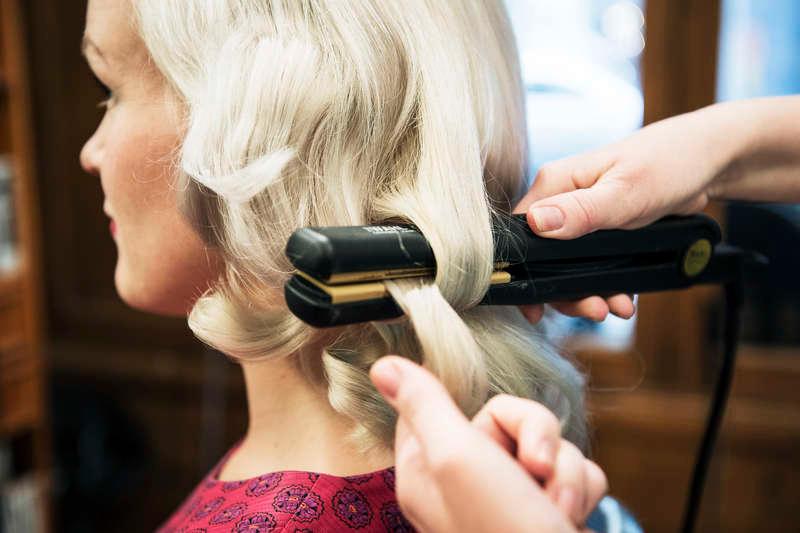 Steg 1: Locka hela håret på valfritt sätt, till exempel genom att använda pin curls, locktång, plattång eller hårrullar. Borsta sedan igenom håret.