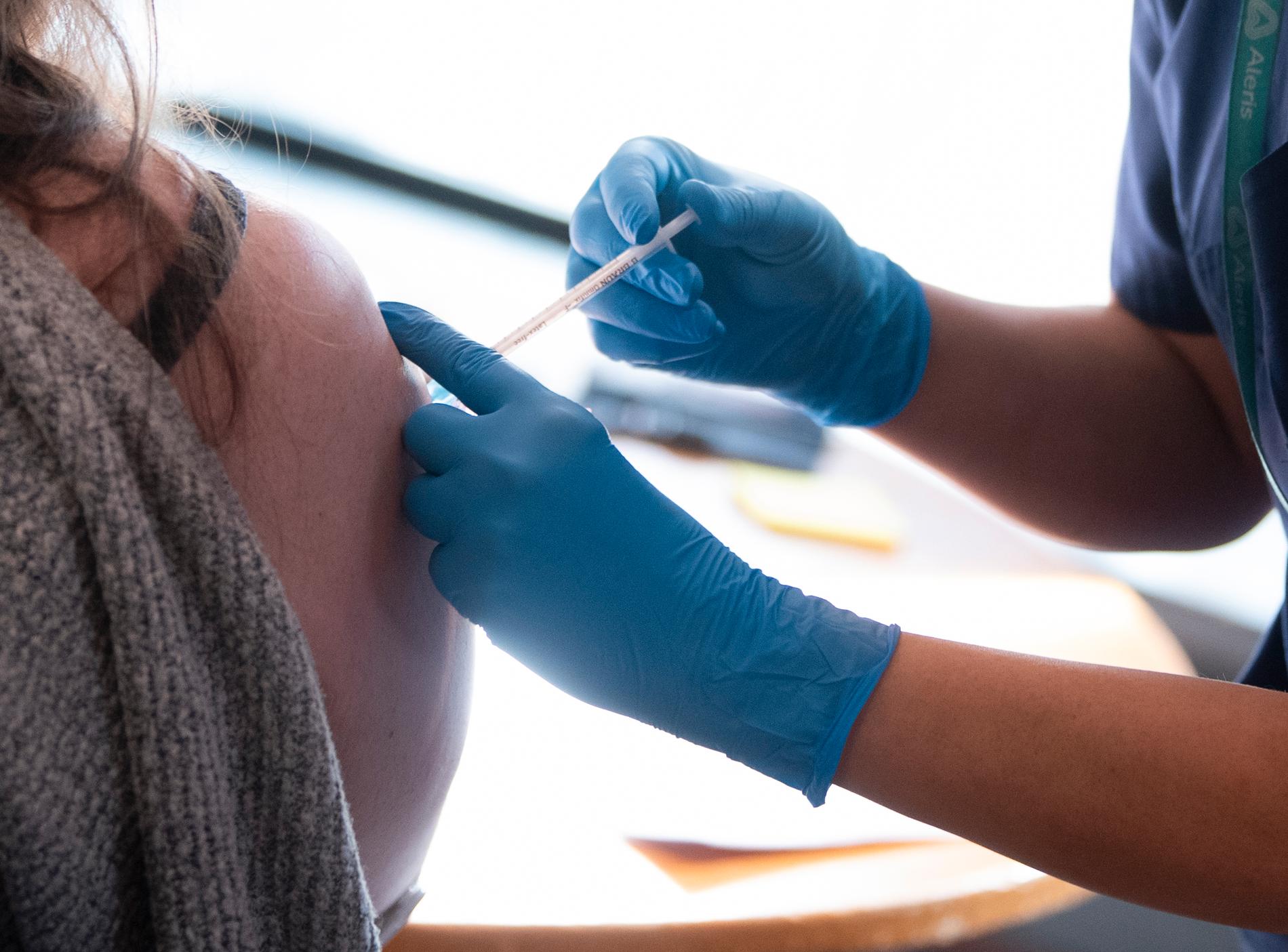 En person som tillhör en riskgrupp vaccineras mot covid-19 i Sollentuna norr om Stockholm. Bilden är från den 2 mars.