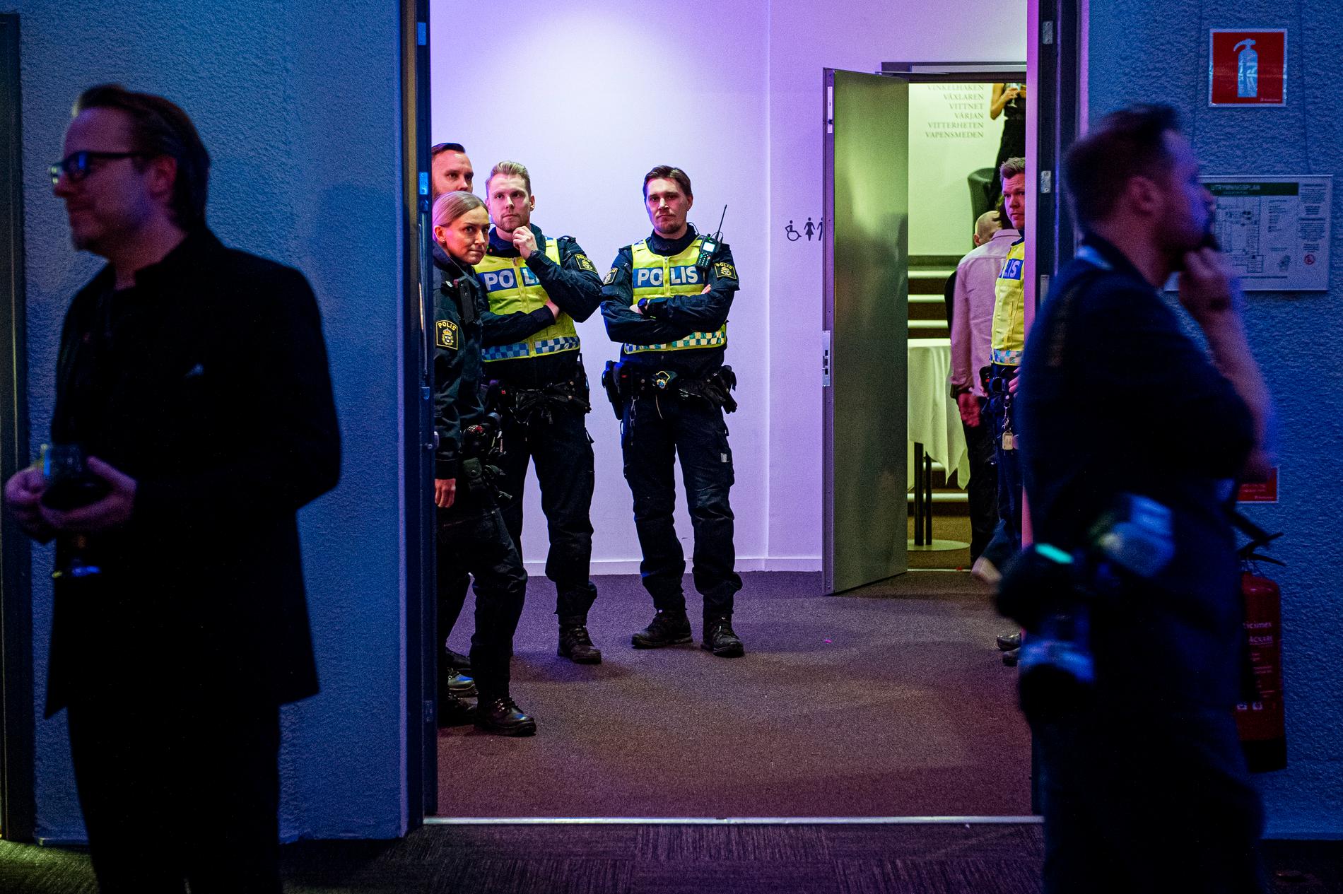 Efter tillslaget på fredagen hade polisen också hög närvaro på artisthotellet under lördagens efterfest i Eskilstuna.