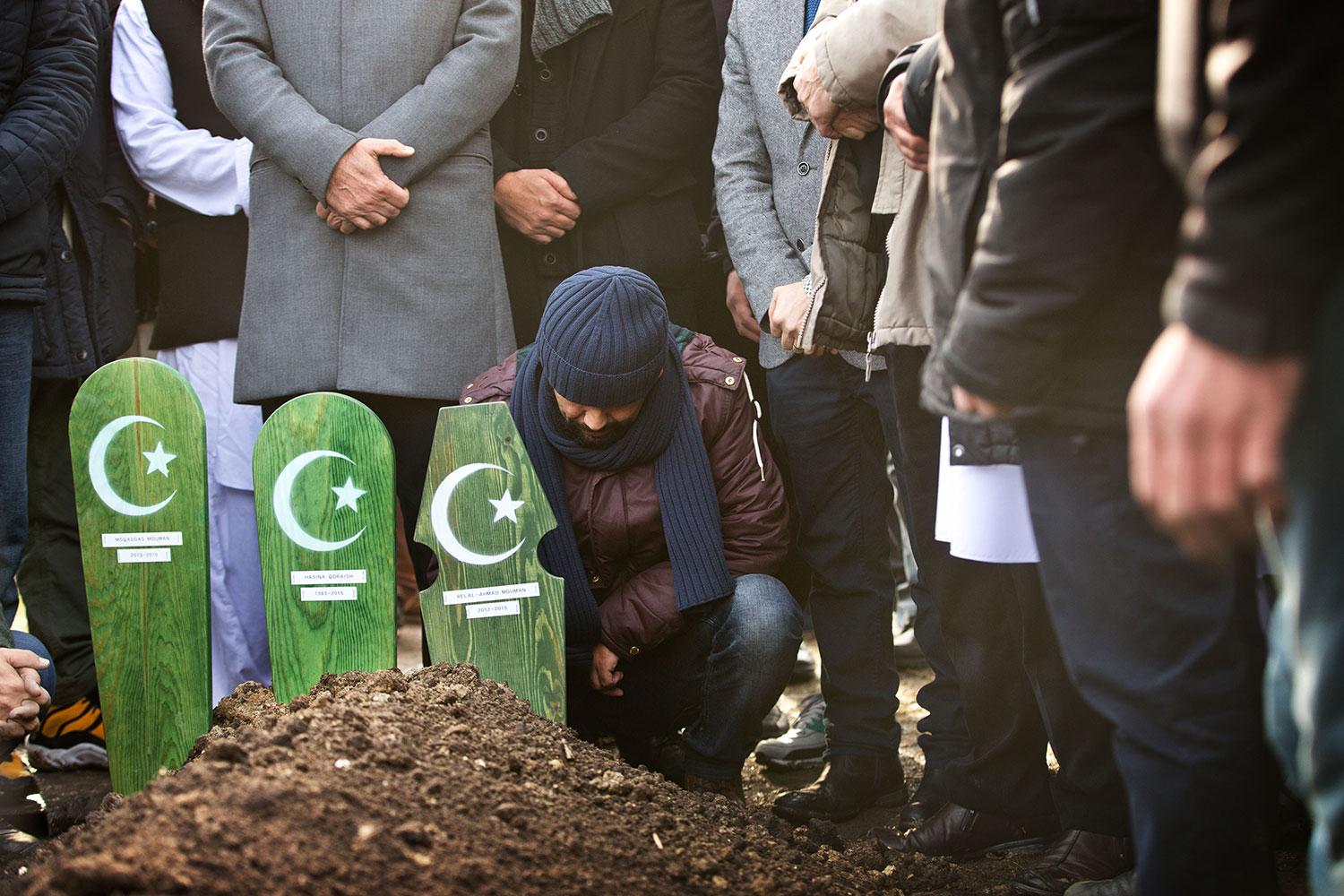 Ahmad begraver sin fru och sina två barn.