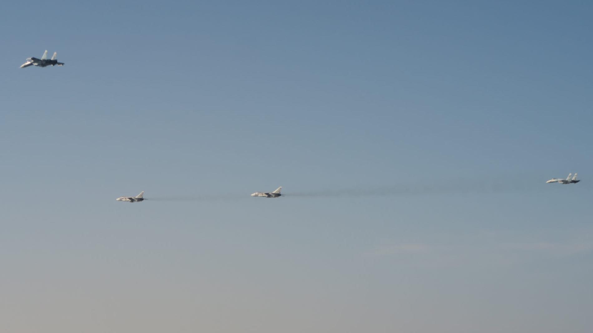 Bild på de fyra stridsflygen som under onsdagen kränkte svenskt luftrum.