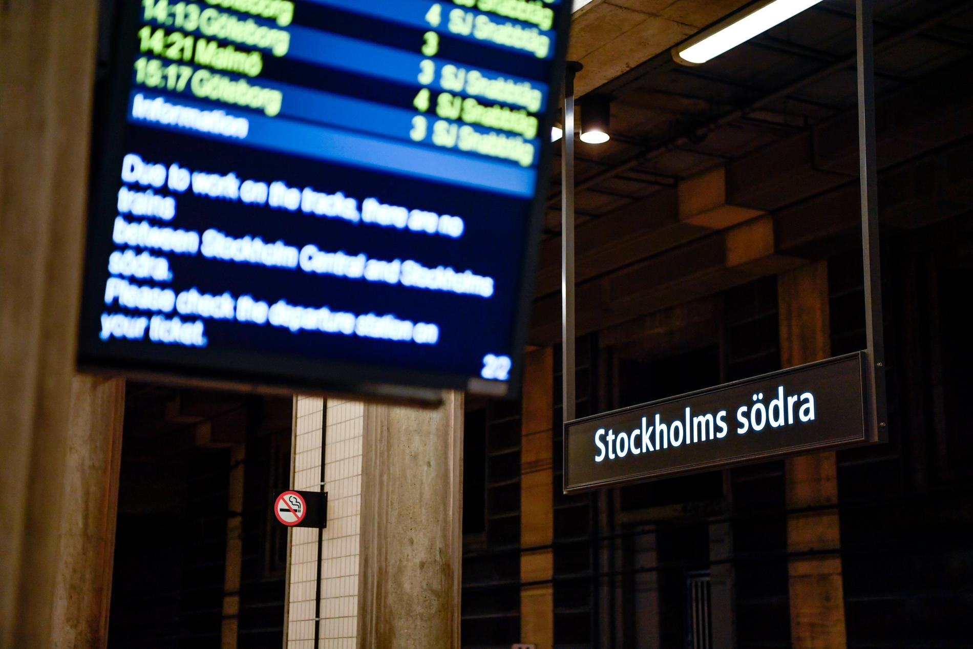 Den som kommer med tåg söderifrån och vill resa in till Stockholms central kommer inte längre än till Södra station. Där kan resenärer byta till pendeltåg.