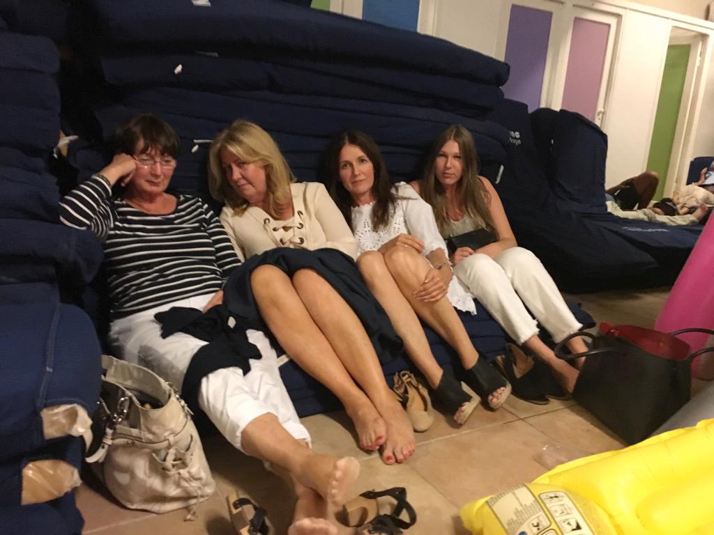 Birgit Eriksson , Åsa Kullberg-Michels, Anna Wänblad och Isabelle Johansson gömmer sig på hotellrum i Nice.