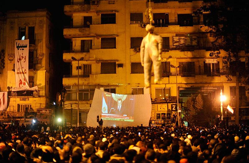 Demonstranterna på Tahrir-torget reagerade med vrede på Mubaraks tal. ”Avgå, avgå”, skanderade de.