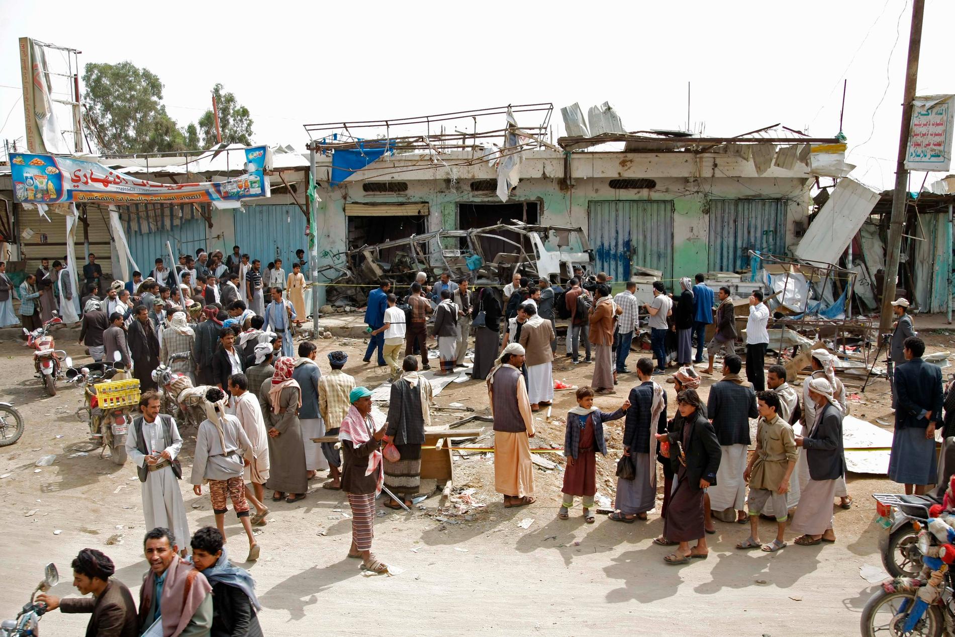 Folk har samlats efter en dödlig flygattack i Saada, Jemen. 