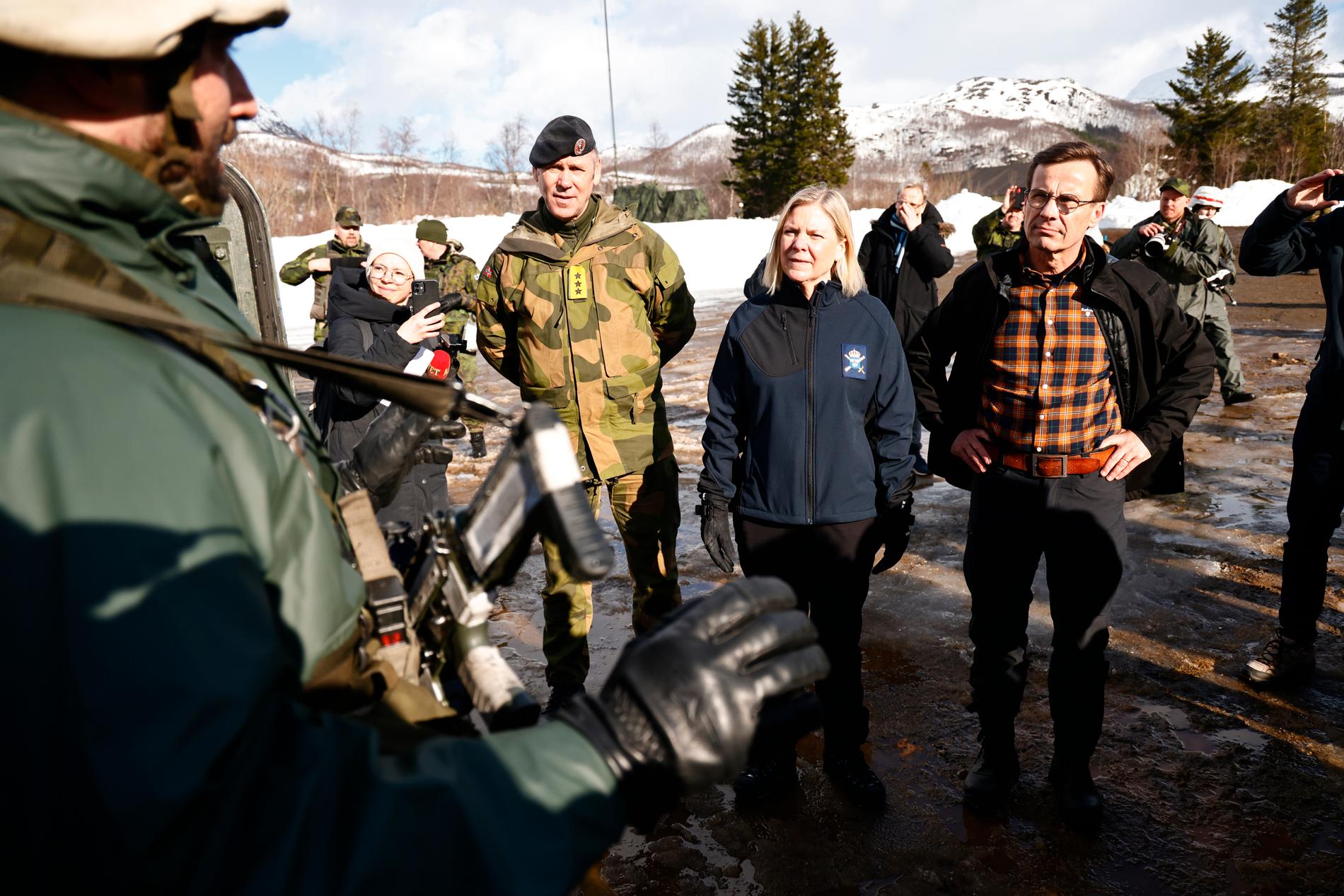 Statsminister Magdalena Andersson (S) och moderatledaren Ulf Kristersson besöker Nato-övningen ”Cold Response” i Norge tillsammans.
