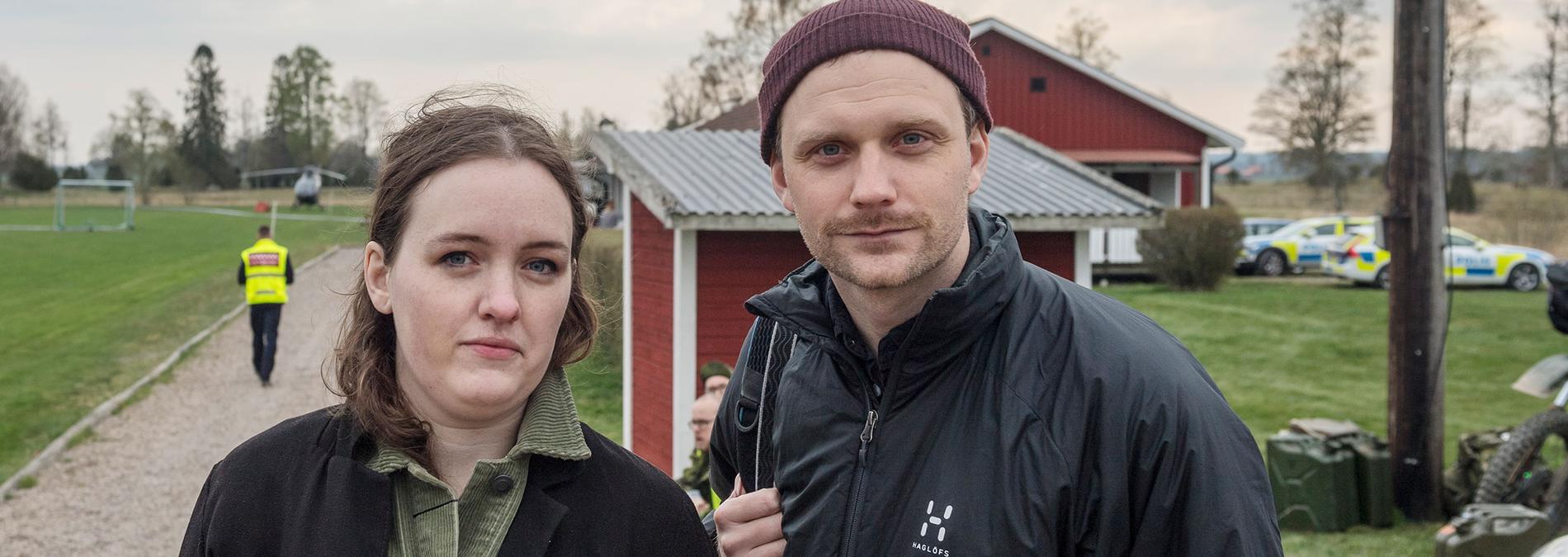 Aftonbladets Josefin Silverberg och Vilhelm Stokstad på plats i brandhärjade Tjällmo