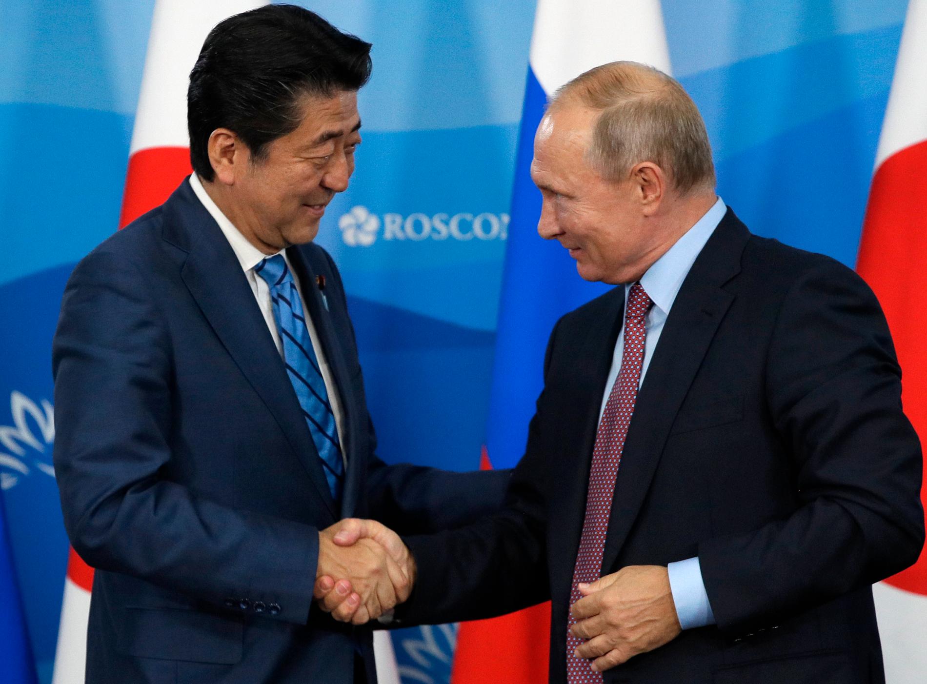 Japans premiärminister Shinzo Abe skakar hand med Rysslands president Vladimir Putin i samband med deras möte i ryska Vladivostok.