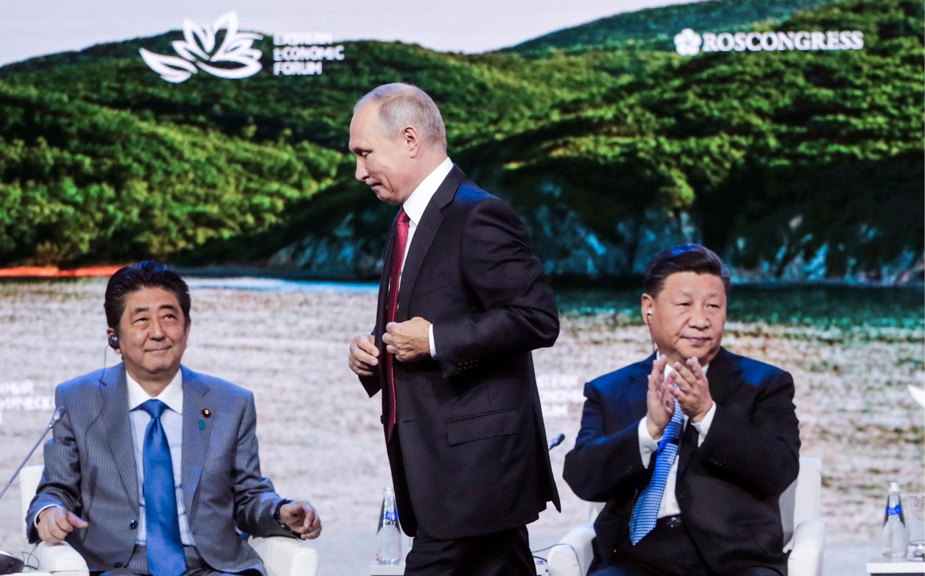 Japans premiärminister Shinzo Abe, Rysslands president Vladimir Putin och Kinas president Xi Jinping vid ekonomitoppmötet i ryska Vladivostok.