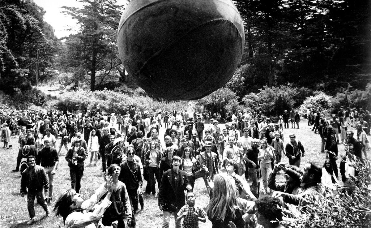 Hippies leker med en boll målad som en jordglob i Golden gate park i San Francisco 1967.