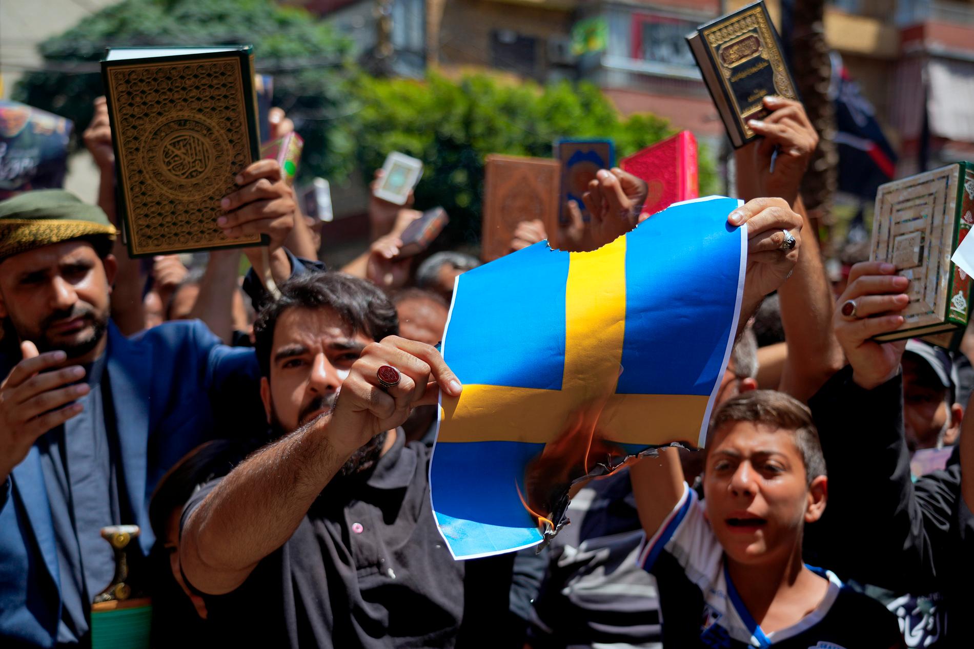 I Libanon hölls stora Sverigeprotester i fredags där bland annat svenska pappersflaggor bänder