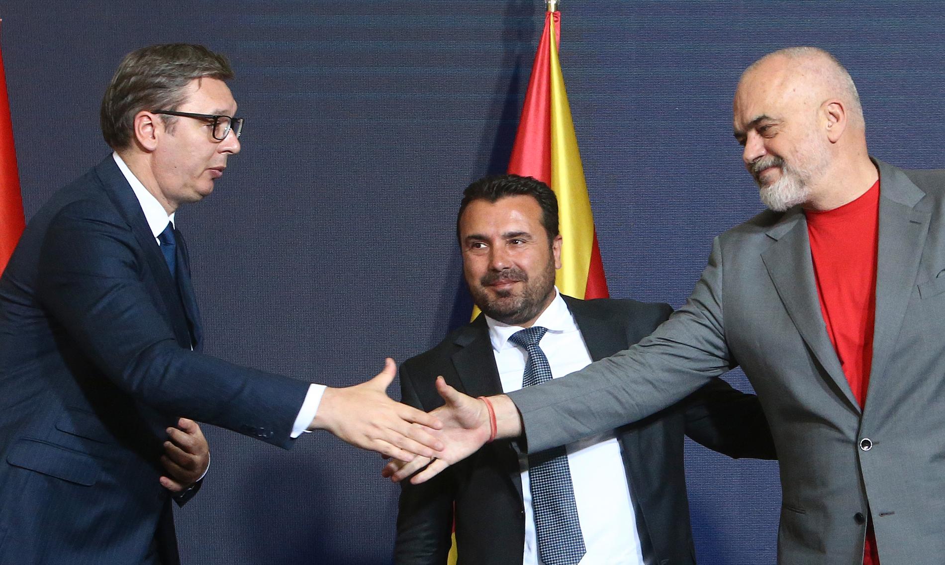 Serbiens president Aleksandar Vucić (till vänster) och Albaniens premiärminister Edi Rama (till höger) skakar hand, efter undertecknandet av tre samarbetsavtal. I mitten Nordmakedoniens premiärminister Zoran Zaev.