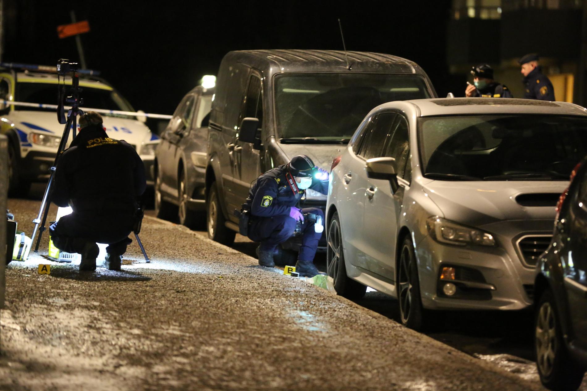 Polistekniker på plats efter knivdådet på Skärmarbrinksvägen där två personer blev attackerade.