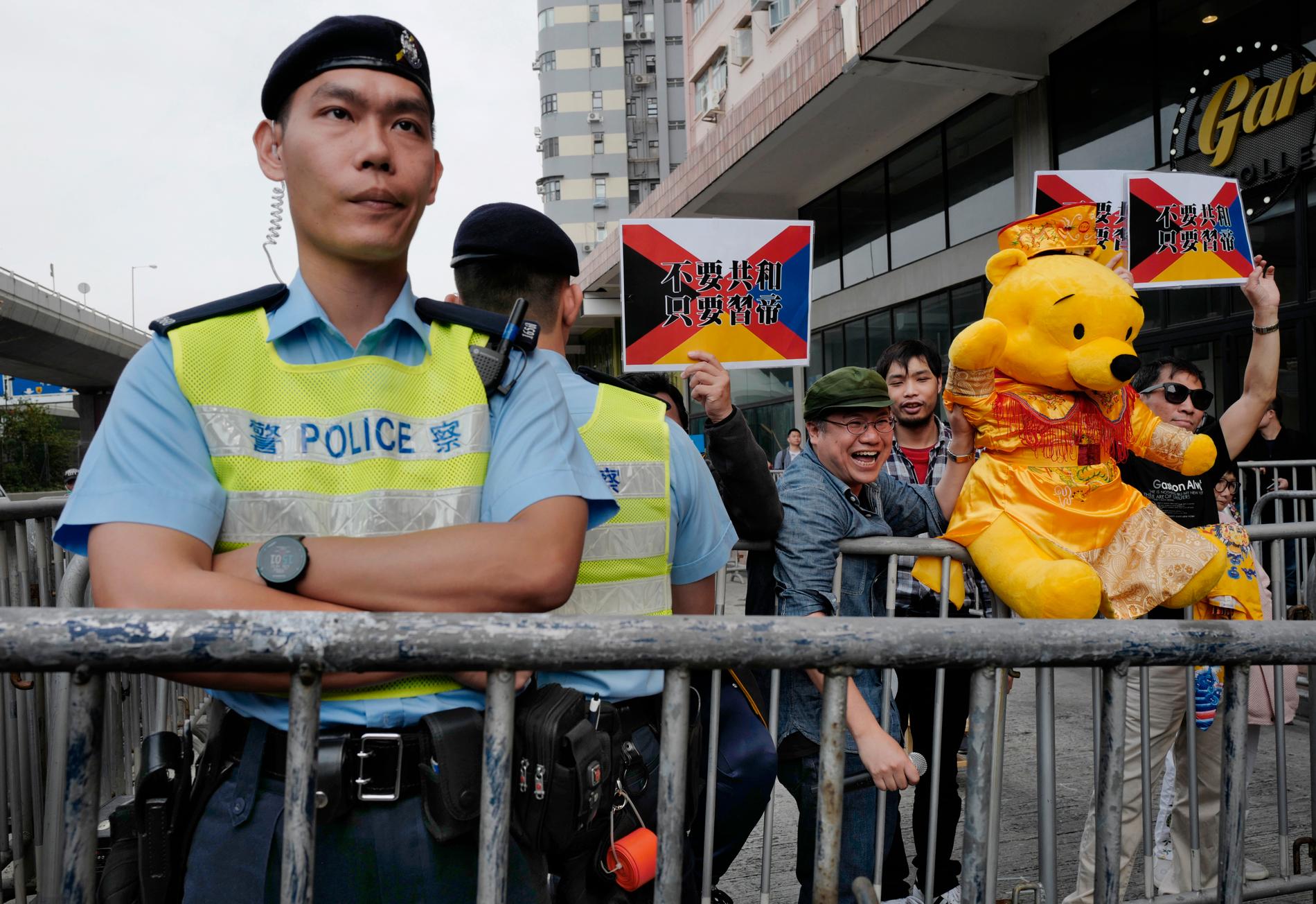Regimkritiska demonstranter i Hongkong med Nalle Puh utklädd till kejsare, en symbol för president Xi Jinping. Regimen är känslig för kritik och nalle Puh har utsatts för censur. Arkivbild från i mars i år.